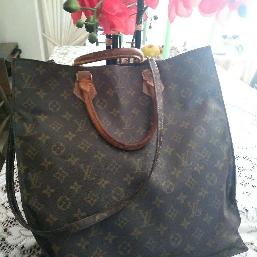 USED VINTAGE PURSE WITH STRAP